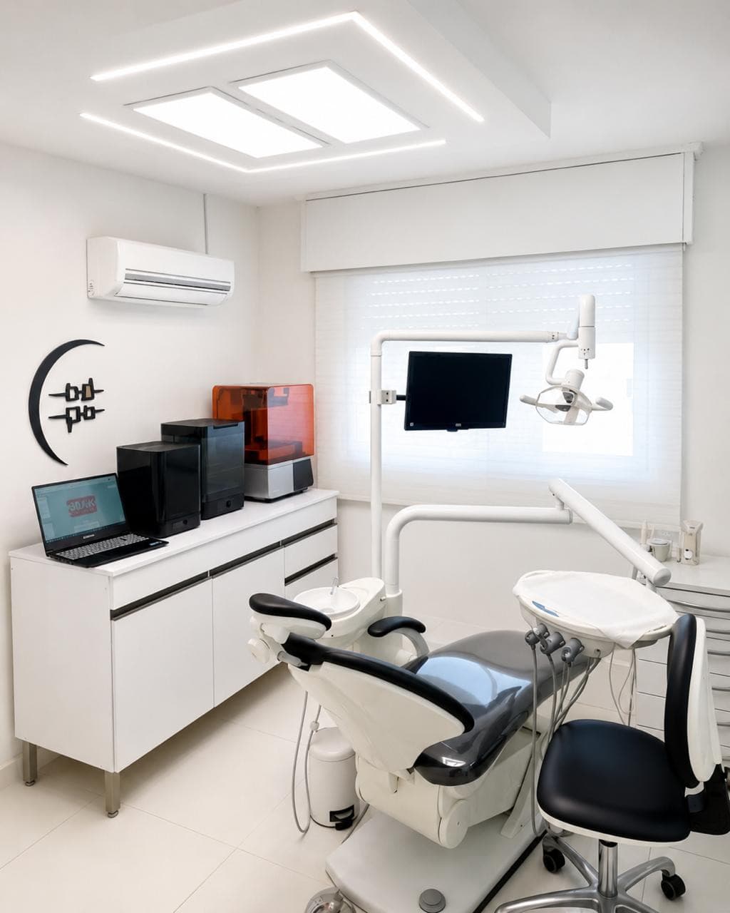 Consultorio luminoso con impresoras 3D y sillón odontológico