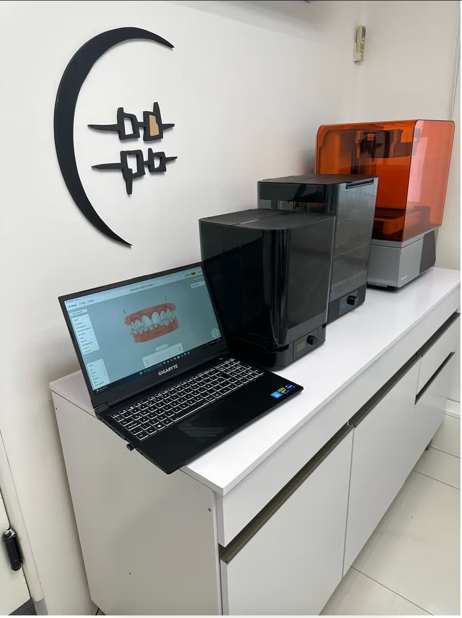 Laboratorio digital con impresoras 3D para la producción de alineadores transparentes