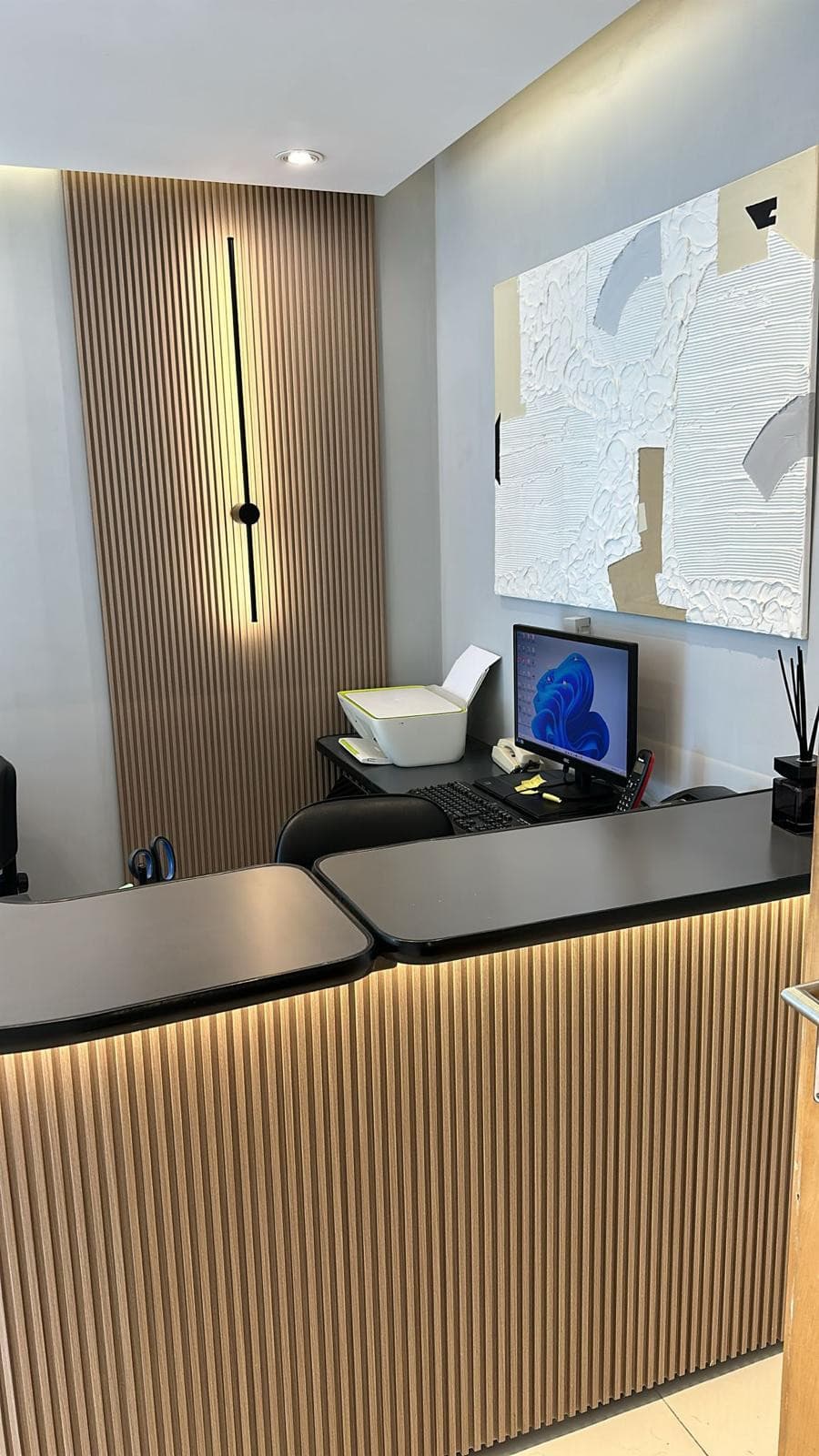 Recepción de la Clínica Nappa Severino con revestimiento de madera