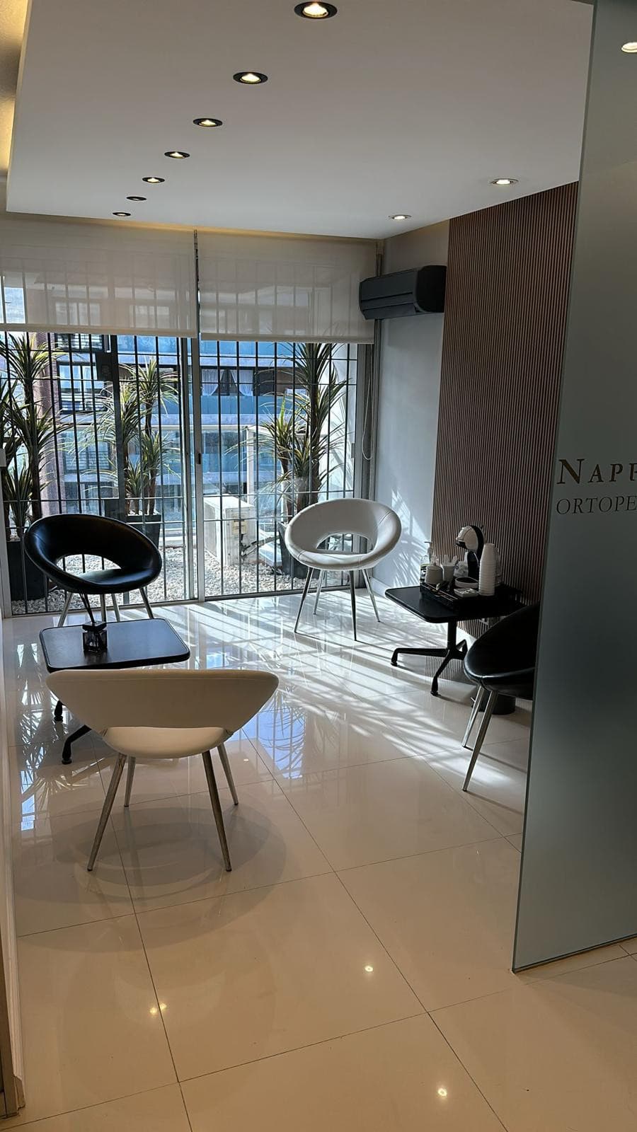 Sala de espera luminosa con vista a la avenida Sarmiento