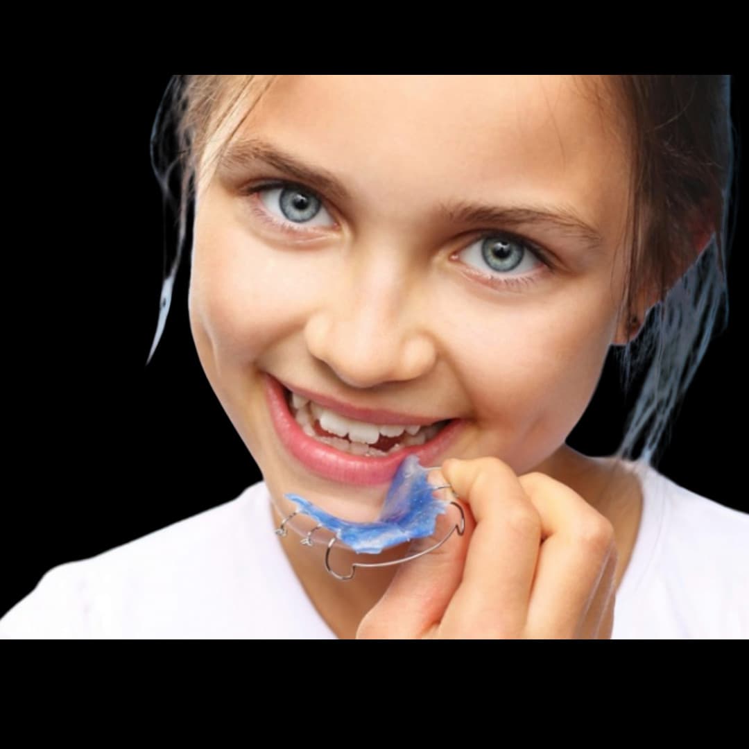 Niña sonriendo con aparato de ortopedia funcional