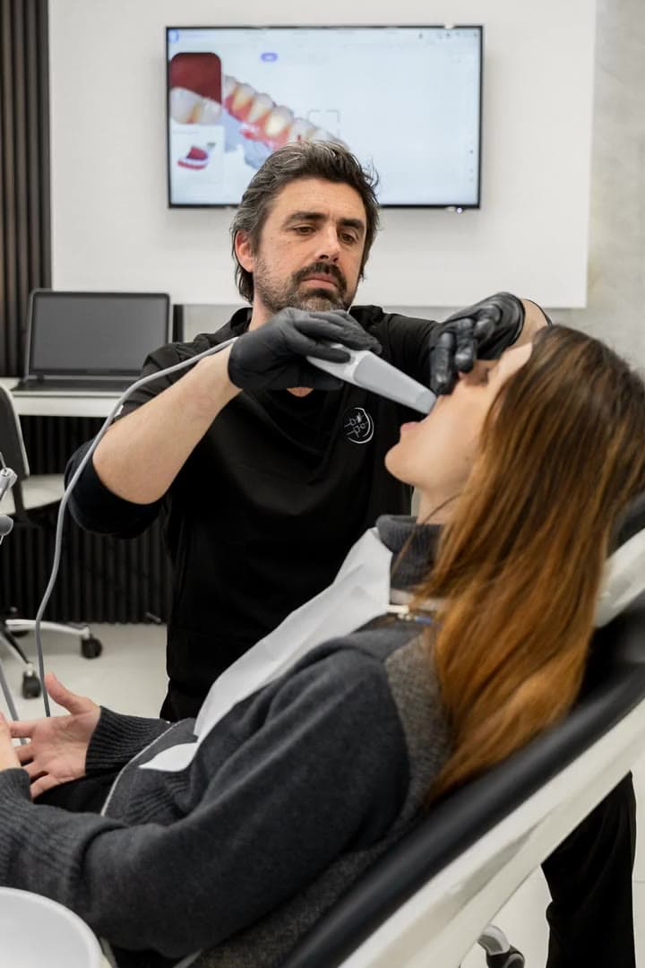 Dr. Federico Nappa Severino realizando un escaneo intraoral 3D en la clínica